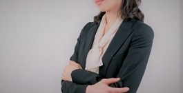 高収入を稼ぐため、AV女優としてプロダクションに所属。「現役のAV女優です!」のキャッチフレーズを使い、風俗店でアルバイトしてもOK?